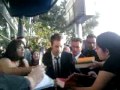 Matt Lewis en la alfombra roja chilena