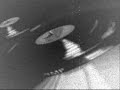 Rozakis & Play Boys - Mia mera tha' rtheis - μια μερα θα 'ρθεις πρωτη εκτελεση ας μιλησουν τα τραγουδια... Στίχοι: Μάικ Ροζάκης Μουσική: Μάικ Ροζάκης Πρώτη εκτέλεση: Μάικ Ροζάκης Το ξέρω θα 'ρθεις μια μέρα να με ξαναδείς Στο σπίτι πάνω στο βουνό ζει ένας άνθρωπος καλός τον βλέπουν όλοι και γελάνε και λένε πως είναι τρελός. Μα κάποτε καθώς περνούσα από την πόρτα του μπροστά, τον άκουσα που τραγουδούσε δυνατά: Το ξέρω θα 'ρθεις μια μέρα να με ξαναδείς Δε χρειάστηκε να το σκεφτώ πως ο καημένος ο τρελός πονούσε για κάποια γυναίκα γι' αυτό και ζούσε μοναχός κι αν είναι τώρα γερασμένος κι αν είν' τα μάτια του θολά, με λίγη δύναμη που έχει σας τραγουδά: Το ξέρω θα 'ρθεις μια μέρα να με ξαναδείς