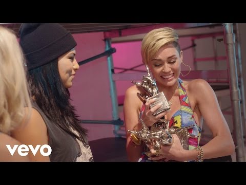 Miley Cyrus - #VEVOCertified, Pt 2: Award Presentation