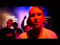Gruby melanż   (MC kieruje salą, DJ gra analog)Świątek, piątek czy niedzielaNa Bielanach karuzela,Gruby melanż przy mocnych decybelach,Z fury tuby napierdala bit gruby,Obijane flow PCP bombarduje kluby.Bro wybijam, zara zara się tam wbijamI ja bramkę omijam, tu mych ludzi dziki tłum,Przy barze tekla bum bum,Tytoń i skun, zapach drogich perfum.Ej DJ! Daj na full, jest tutaj dzisiaj Ero,Parkietu król, walki stylem wymiata.Kosi! Co jest? Turla batata.Ktoś dzwoni, że wolna chata, dawaj tu macha.(Balety dziś, a co?Uwielbiam, kiedy kręcisz dupą swą.Trwa noc pełna wrażeń)Dyskoteki, nocne kluby, znajome gęby,Dudnią basy, bębny,Życiem tętni niejeden tutaj lokal,Nocy bezsennych,Wrażeń chętnych,Spotykam ?Hefka Gloka?Skręcam lolka,Z wódką ColkaOdtrutką [?]Bardzo sroga,[...]Wbija się na wokal,JW Pan,Nie jestem sam,Ze mną załoga, JW do tego P, Deluks, INSSą tu, pełen luz, z dala stres,Wiesz jak jest,Wszystko dobrze, a nawet lepiej,Północ Centrum Południe,Ten towar wyśmienicie klepie,O świcie browar skrętyZ bletką lepię skuna,Sum a rum suma,Zapraszamy na balanżki u nas.(Na fazie pięknej INS projekt)1, 2, 3 wyglądasz trendy,W podkoszulku sexy baby,Każdy na sali gapi się jak Al Bundy,Urodą niczym z Indii,Miedzy innymi ćwiczysz jogę,Mówisz, że studiujesz filozofię,W sobotnie noceZ przypudrowanym nosem,Jesteś zakazanym owocem,Słowo,Kiedy kręcisz swą dupą zapomnij wszystko królowo,Dzisiaj jestem z walutą.Odnoszę wrażenie, że jesteś spięta,Czek... czekaj, mam gotowego skręta,Twoja twarz promieniuje uśmiechnięta,Nie nie nie, nie przypominasz młodej siksy,Co mówisz, że słyszałaś me mixy?Byłaś kiedyś na imprezie w Extreme?Zajebisty wieczór się szykuje,Party, obejmie się drinkiCzekaj, spytam co planuje,Co? Mówisz, że masz koleżankę?Zaproś ją do stolika z INS na balangę.
