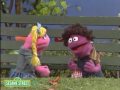 Ifyou're watching videos with your preschooler and would like to do so in a safe, child-friendly environment, please join us at www.sesamestreet.org Greeting a new friend who speaks Spanish. Sesame Street is a production of Sesame Workshop, a nonprofit educational organization which also produces Pinky Dinky Doo, The Electric Company, and other programs for children around the world.