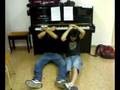 Piano a 4 manos de espaldas