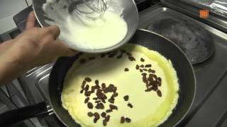 Echter Kaiserschmarrn mit Rosinen | Österreichische Dessert Spezialität Echter Kaiserschmarrn mit Rosinen | Österreichische Dessert Spezialität