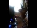 dj set plastico botella MIREN ESTE VIDEO NO HAY NADIE EN EL MUNDO QUE PUEDA HACER ARTE Y MESCLAR AL MISMO TIEMPO 