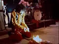 Jimi Hendrix niszczy swoją gitarę na scenie