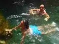 Les filles sautent dans l\