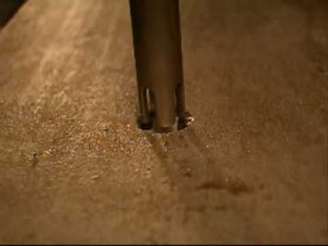 Abgebrochenen Gewindebohrer ausdrehen!