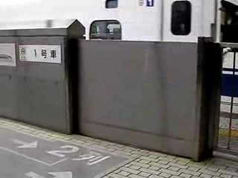 新幹線ホーム安全柵閉まります