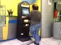 moscerino che gioca alla slot-machine