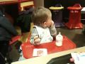 Lucas aan de friet bij de Mac