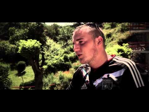fs2453 - Miro raconte à Mamad un reportage choc qu'il a vu la veille.Mais dans la tète de Mamad c est une toute autre histoire...