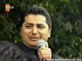 Ali Mahzuni Babasinin cenazesinde boyle agladi. Ali Mahzuni Babasinin cenazesinde boyle agladi.