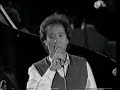 vracho vracho ton kaimo mou. lyrics by dimitris christodoulou. sung by thanasis moraitis. bouzouki kostas papadopoulos


not long before the fall of the berlin wall theodorakis gave an open-air concert on the rosa luxemburgplatz in the east german part of the city. this vcr recording was made in west berlin and is in black and white due to the difference in tv systems between the two germanies (or so i have been told) an historic piece of 