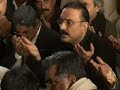 تقرير عبدالرحمن مطر - إسلام أبادتاريخ بث التقرير : 6\9\2008كانت الأضواء قد عادت لتسلط على زرداري بعد اغتيال زوجته, بي نظير بوتو, أواخر العام الماضي, وقبل ذلك, لم يكن يُعرف عن زرداري إلا القليل. فقد دخل عالم السياسة بفضل سمعة زوجته التي كانت رئيسة وزراء باكستان, ولم يكن لديه أي ثقل أو تاريخ سياسي، إلا حينما تولى حقيبة وزارة البيئة في عهد رئاسة زوجته للحكومة بين عامي ثمانية وثمانين وألف وتسعمئة وتسعين. ويشكك كثيرون حالياً بقدرة زرداري على تولي منصب الرئاسة، وهو الذي أخفق أكثر من مرة في إبراز شهادة جامعية يدعي وحزبه أنه حصل عليها من معهد تعليمي في بريطانيا.