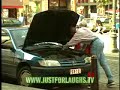 Ayudando a una anciana a arreglar su auto - Cámara Oculta