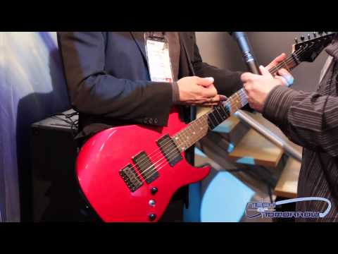 Peavey - Peavey AT-200 Auto-Tuning Guitar: Hands-On Demo & Playing Check us out at: http://www.techoftomorrow.com Facebook: http://www.facebook.com/techoftomorrow Pea...