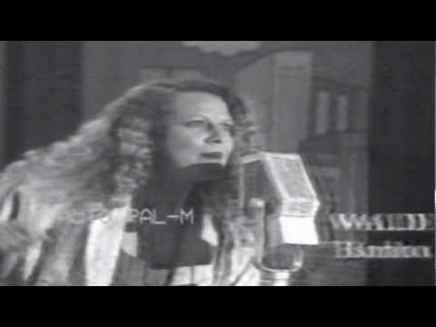 Waldirene - A cantora Waldirene - que hoje assina como Waldireni - canta um pout-pourri da Jovem Guarda formado pelas músicas Banho de Lua (Celly Campello), Biquini de b...