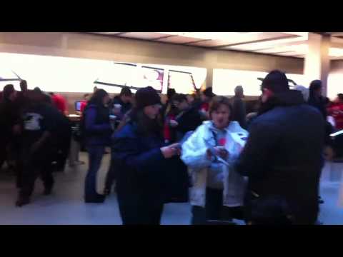 Clientes atiborran las tiendas Apple por el “Viernes Negro”
