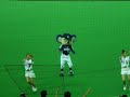 福岡ダイエーホークス衣装のハニーズに混じり、ドアラも「いざゆけ若鷹軍団」で踊ります