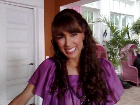 Jacky Bracamontes saluda  Vívelo
