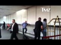 Seguran�as de Justin Bieber agridem fot�grafo. Veja o v�deo!