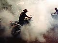 Bombeiro e Pomba (Andr�) Queimando Pneu no Encontro de Reri