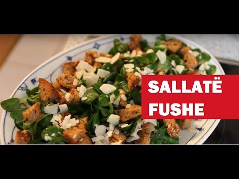 Kuzhines) - SALLATË FUSHE Përbërësit për 4-5 persona Për marinaden: 500 gr. sallatë fushe 1 qepë 2-3 lugë gjelle uthull (Balsamico) 3-4 lugë gjelle vaj ulliri 4-5 lugë g...
