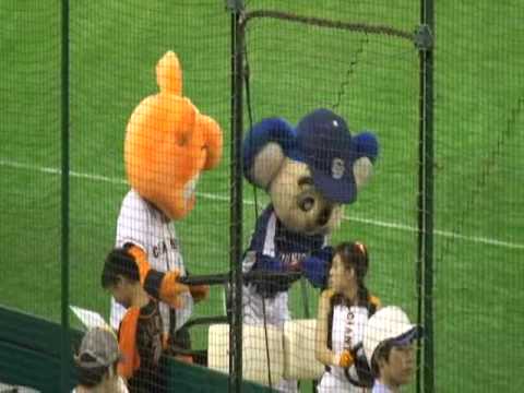 2007．8．23　試合前 奇妙な応援ダンスを踊るドアラ