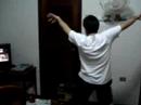 Bruno dan�ando ao som de Mario