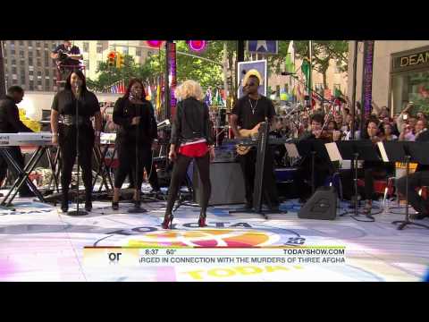 06.08.10 - Mini concert by Christina Aguilera from Today Show.