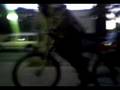 xo ciendo caballitos en bici