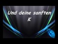 Postarajus sabit = Versuche zu Vergessen On wish by Werpires Dieses Lied ist auch ein echt tolles Lied von Faktor 2. Ist auch einer von meinen lieblings Lieder =) Faktor 2 hat aber meiner meinung nach sau viele gute Lieder wenn ihr mehr Hören wollt schaut doch mal bei dem Youtube Channel von DeNGuiT vorbei er hat so einige Lieder von Ihnen =D Please Kommentare & Bewertung Russ. Lyrics: Помнишь, мы в кровати, Твое помяли платье Ты, прижавшись мне шепнула, Что со мной ты навсегда. Все знает теплый вечер, Он видел наши встречи Я ему не верил, А он-то знал, что не судьба. Припев (Два раза): Я постараюсь забыть глаза И твои нежные поцелуи Ведь получается ты лгала, Что навсегда мы вместе будем. Хочется как прежде, Нет уже надежды Утони в любви моей, Как я тону в твоей. Знаешь, я старался, К тебе тайком подкрался, Но прошла молва Ты не моя, ты не моя. Припев (Два раза): Я постараюсь забыть глаза И твои нежные поцелуи Ведь получается ты лгала, Что навсегда мы вместе будем. На губах растаяла соленая слеза И вместо поцелуя, лишь горечь правды, Зачем покинула меня, ты навсегда оставив Обиду неутоленной жажды. Ты ушла, по тебе скучают птицы, Небо не такое ясное как вчера, Не хочу теперь один в постель ложиться Плохо без тебя. Помнишь жаркие поцелуи на ночь Запах тела, прикосновение рук Как-же дальше? Где ты? Припев (Два раза): Я постараюсь забыть глаза И твои нежные поцелуи Ведь получается ты лгала, Что навсегда мы вместе будем.
