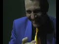 Ele é o Shawn Farquhar e duas vezes campeão do concurso mundial de mágica.Omelhor truque que já vi, sincronizado ao som da musica do sting.