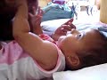 Aninha bebê fofo fazendo carrinho Aninha bebê fofo fazendo carrinho