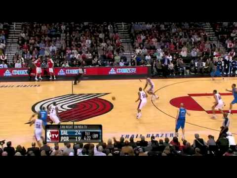Aldridge dunks on the fast break against Mavericks