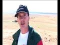 Un programa de televisión basura quiere reunir a dos hermanos reñidos por un asunto de herencias, fincas quemadas y apuestas con galgos. Un reencuentro entre Peri, siempre a la espera de un galgo ganador, e Isidoro, vagabundo en la ciudad, donse se pasa los días observando a las ardillas y pidiendo tabaco