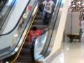 Menino burro na escada rolante shopping são josé