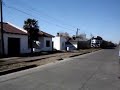 Carguero pasando por veredas de casas...