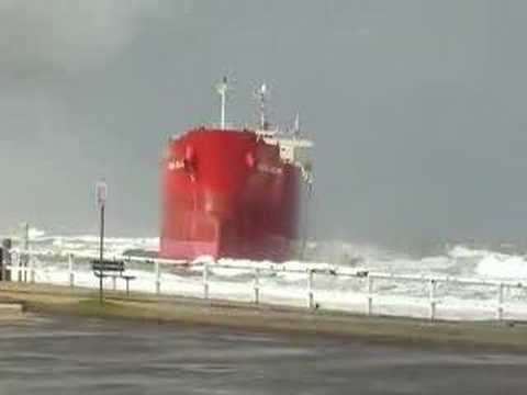 ship runs aground - Here is a movie of the Pacha Bulker oil-liner, which ran aground on Nobby's Beach the night of some big storms in Newcastle.