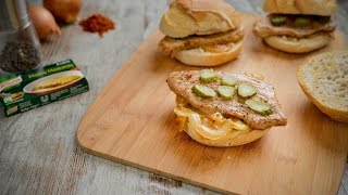 Tempere as bifanas de ambos os lados com uma pitada de sal, pimenta preta, pimentão-doce e cominhos