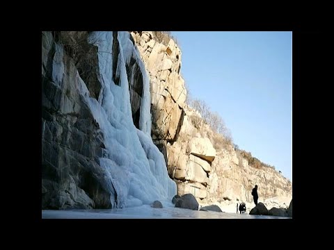 China: Wasserfall am Heiligen Berg Tai Shan eingefror ...