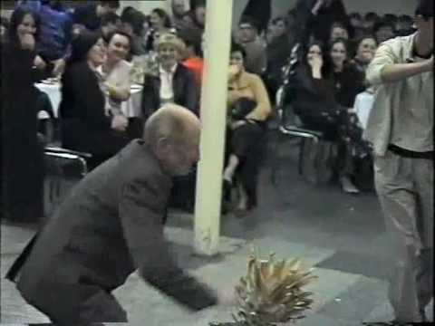 Abuelo bailando en la boda