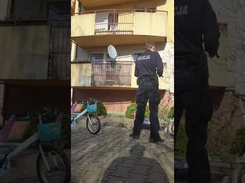Policja pastwi się nad ojcem spacerującym z dziećmi…Policja pastwi się nad ojcem spacerującym z dziećmi…
