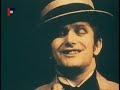 Jiří Suchý a Jiří ŠlitrPlaylist: http://tinyurl.com/jonas-a-melicharovaJo vzduch byl plnej boje,jak jsem tak do něj pliv ta slina byla moje a já byl ještě živ a barva stejnokroje mě hřála po těle jo vzduch byl plnej boje a byla neděle ®:Jo to jsem ještě žil,jo to jsem ještě žil pak ale přiletěla lesklá a horká střela uprostřed mého čela našla si mrcha cíl Náhle si nebe kleklo na poraněnou zem aniž by se co řeklo,smrt zjevila se všem aniž by se co řeklo,pohasla slunce žár rozpoutalo se peklo a Bůh si zakryl tvář Já nevěděl jsem přesně, proč do rány jsem vlít ačkoliv jsem tak děsně chtěl milovat a žít a štěstí stálo těsně vedle mě celej čas já nevěděl jsem přesně,proč náhle vzal ho ďas Náš přeudatný oddíl se v jatka proměnil a já se blátem brodil a o svý lásce snil vždyť láska měla podíl i na ty smrti snad kdybych se nenarodil,sotva bych asi pad ®:Sotva bych ...