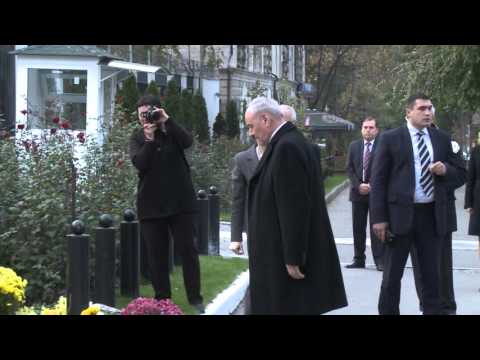Moldovan president conveys condolences at Romanian, Russian embassies