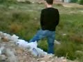 Bu videoda Gürkan BAŞ adlı arkadaşımızı Dragos tepesinde işerken görmekteyiz.Kafası güzel bir şekilde bayır aşağı işerken, üstüne işediğinin farkında değildi ve arabaya döndüğünde leşş gibi koktuğu zaman farkına vardı MALLL...!!!