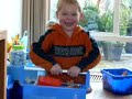 David pakt speelgoed Steven David pakt speelgoed Steven