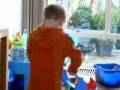 videos de David pakt speelgoed Steven