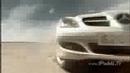 Este señor no quiere que se le moje el Mercedes Benz ni quiere mojarse él, por eso se escapa de las nubes, es bastante malo y nada gracioso, pero qué bien que están hechas las nubes y qué lindo Mercedes!
