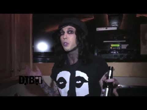 Vampires Everywhere! / Michael Vampire - BUS INVADERS Ep. 463